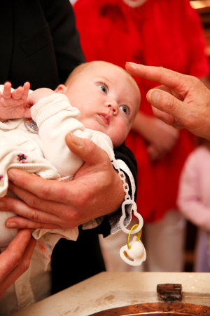 Tauffotografie Burgenland – Baby im Arm vor dem Taufsegen