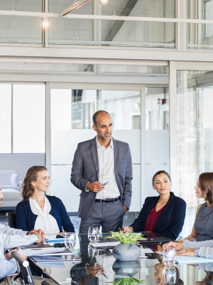 Businessfotografie Burgenland – Teammeeting mit Geschäftspersonen im modernen Büro