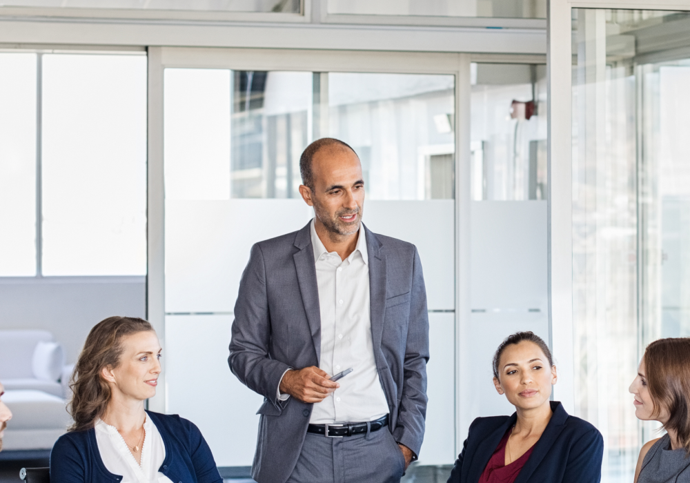 Businessfotografie Burgenland – Teammeeting mit Geschäftspersonen im modernen Büro