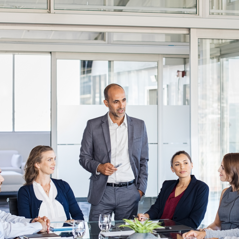 Businessfotografie Burgenland – Teammeeting mit Geschäftspersonen im modernen Büro
